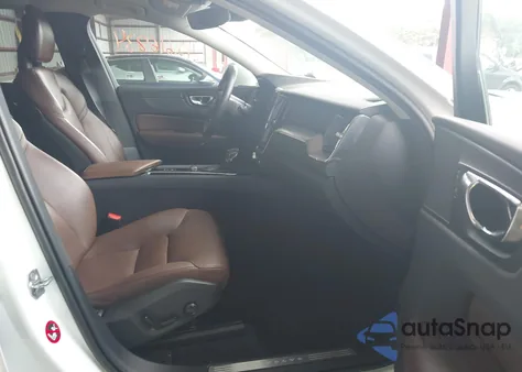 2018 Volvo Xc60 T5 Momentum z USA, uszkodzony, nr VIN LYV102RKXJB117271